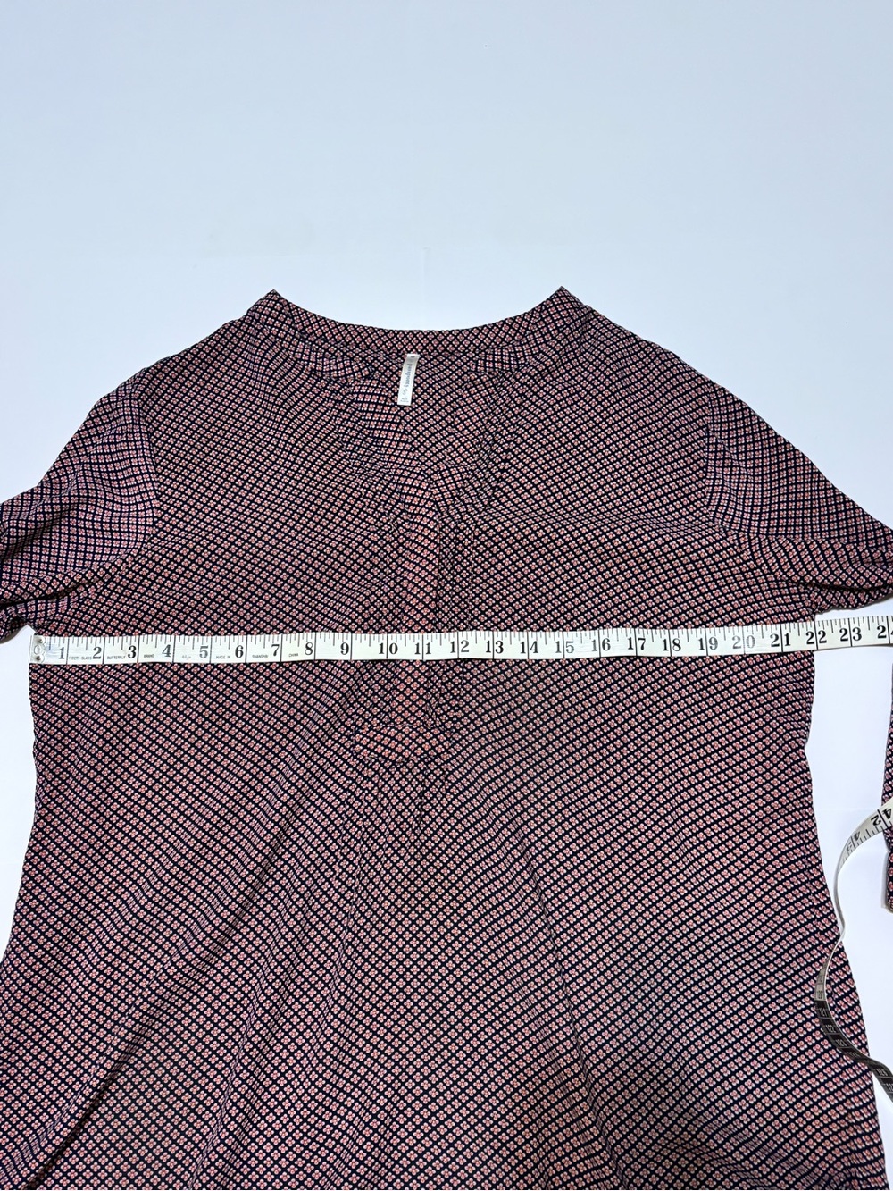 41. ⭐️Passports floral top size medium - Picture 6 of 8